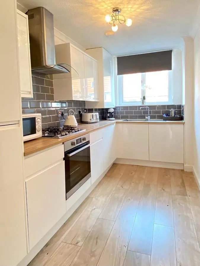3 Bedroom - 2 Bathroom Townhouse In Corstorphine Near Murrayfield Stadium - Direct Bus To Edinburgh City Centre In 20 Minutes - Two Private Parking Spaces - Private Sunny Garden - Recently Refurbished 0*,
