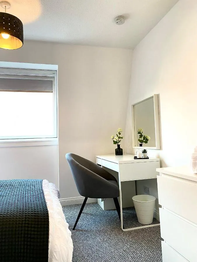 3 Bedroom - 2 Bathroom Townhouse In Corstorphine Near Murrayfield Stadium - Direct Bus To Edinburgh City Centre In 20 Minutes - Two Private Parking Spaces - Private Sunny Garden - Recently Refurbished 0*,  イギリス