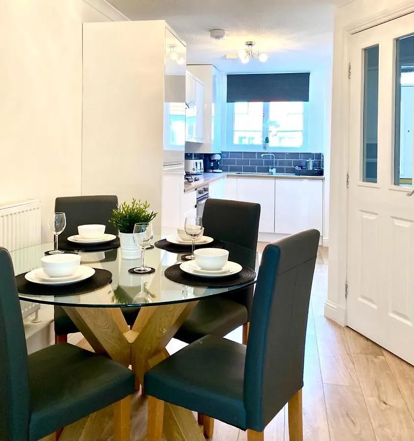 3 Bedroom - 2 Bathroom Townhouse In Corstorphine Near Murrayfield Stadium - Direct Bus To Edinburgh City Centre In 20 Minutes - Two Private Parking Spaces - Private Sunny Garden - Recently Refurbished