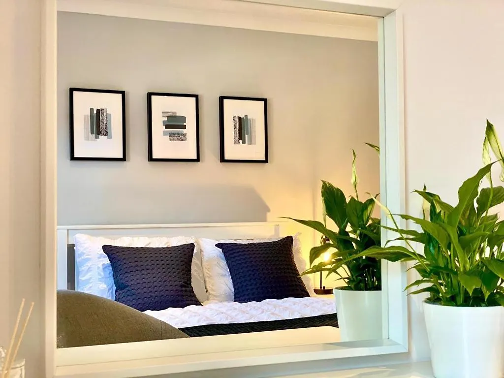 3 Bedroom - 2 Bathroom Townhouse In Corstorphine Near Murrayfield Stadium - Direct Bus To Edinburgh City Centre In 20 Minutes - Two Private Parking Spaces - Private Sunny Garden - Recently Refurbished 0*,  イギリス