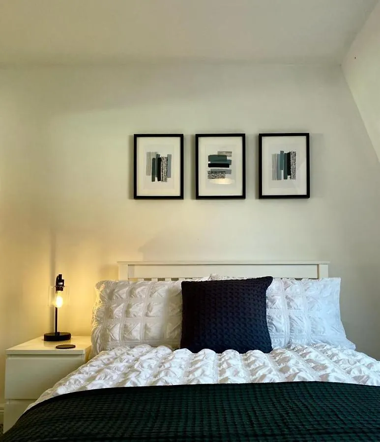 別荘 3 Bedroom - 2 Bathroom Townhouse In Corstorphine Near Murrayfield Stadium - Direct Bus To Edinburgh City Centre In 20 Minutes - Two Private Parking Spaces - Private Sunny Garden - Recently Refurbished