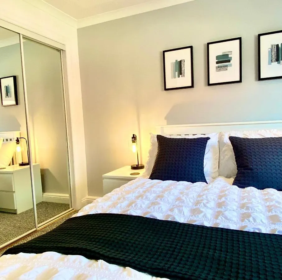 3 Bedroom - 2 Bathroom Townhouse In Corstorphine Near Murrayfield Stadium - Direct Bus To Edinburgh City Centre In 20 Minutes - Two Private Parking Spaces - Private Sunny Garden - Recently Refurbished イギリス