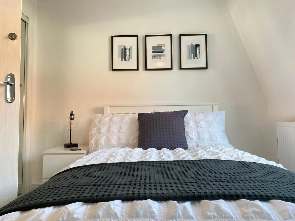 Corstorphine Townhouse: Spacious Stay Near Murrayfield with Garden Edinburgh Holiday home
