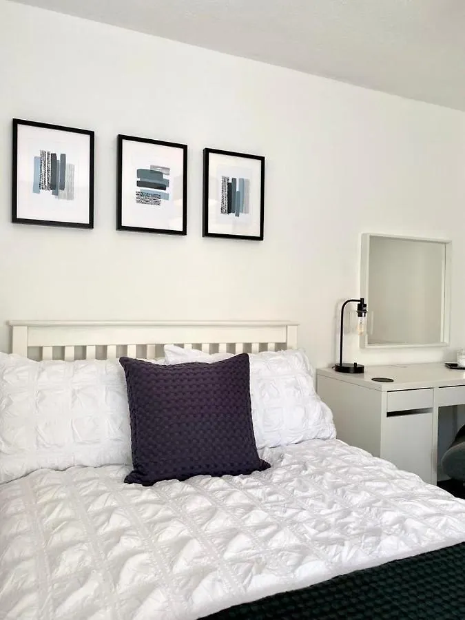 3 Bedroom - 2 Bathroom Townhouse In Corstorphine Near Murrayfield Stadium - Direct Bus To Edinburgh City Centre In 20 Minutes - Two Private Parking Spaces - Private Sunny Garden - Recently Refurbished 別荘