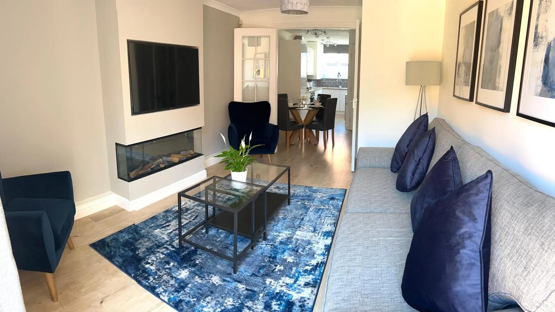 3 Bedroom - 2 Bathroom Townhouse In Corstorphine Near Murrayfield Stadium - Direct Bus To Edinburgh City Centre In 20 Minutes - Two Private Parking Spaces - Private Sunny Garden - Recently Refurbished location