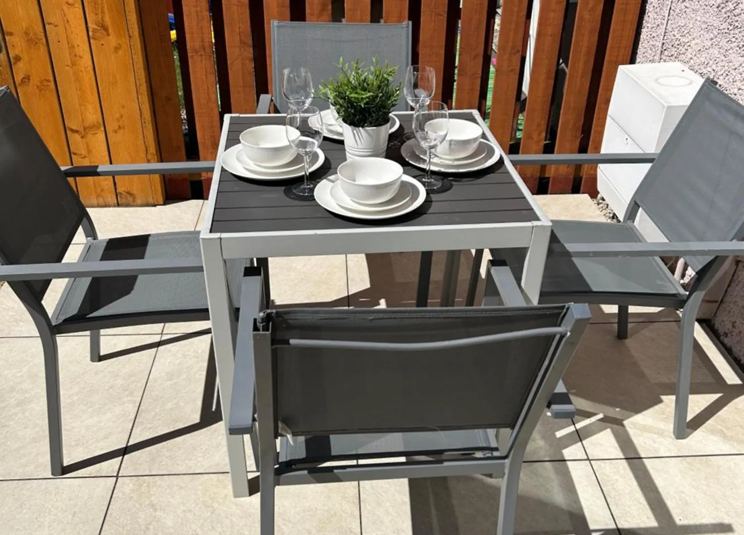 3 Bedroom - 2 Bathroom Townhouse In Corstorphine Near Murrayfield Stadium - Direct Bus To Edinburgh City Centre In 20 Minutes - Two Private Parking Spaces - Private Sunny Garden - Recently Refurbished イギリス