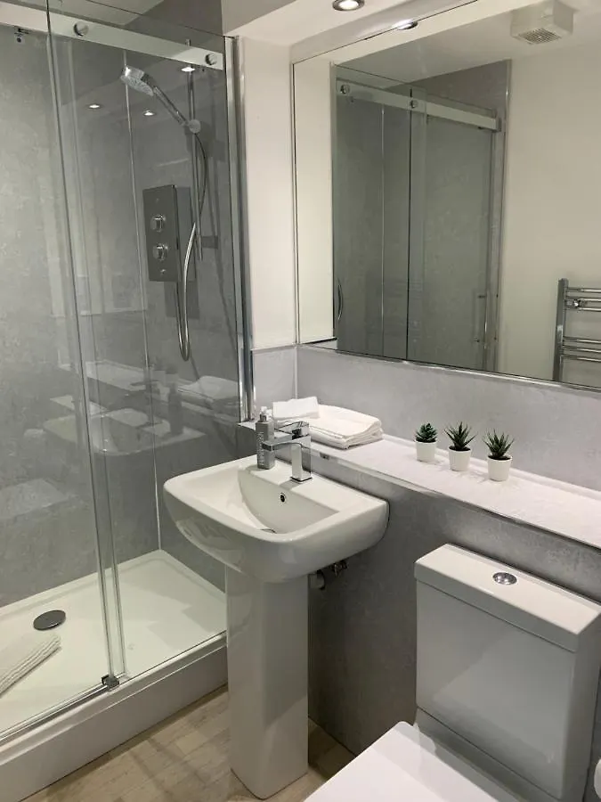 בית נופש 3 Bedroom - 2 Bathroom Townhouse In Corstorphine Near Murrayfield Stadium - Direct Bus To Edinburgh City Centre In 20 Minutes - Two Private Parking Spaces - Private Sunny Garden - Recently Refurbished בריטניה