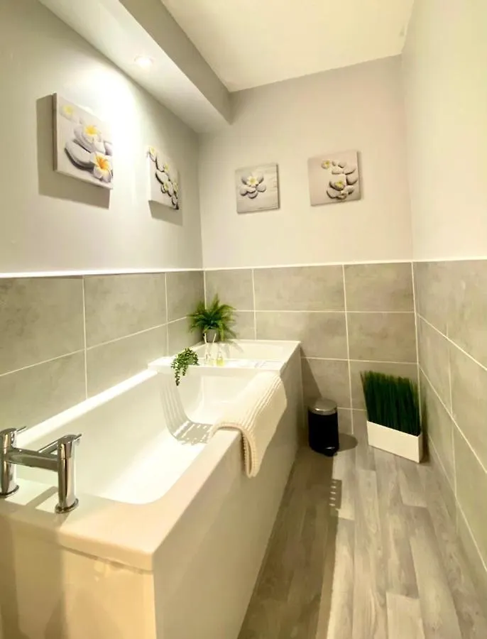 3 Bedroom - 2 Bathroom Townhouse In Corstorphine Near Murrayfield Stadium - Direct Bus To Edinburgh City Centre In 20 Minutes - Two Private Parking Spaces - Private Sunny Garden - Recently Refurbished בית נופש