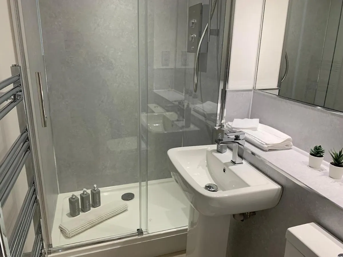 3 Bedroom - 2 Bathroom Townhouse In Corstorphine Near Murrayfield Stadium - Direct Bus To Edinburgh City Centre In 20 Minutes - Two Private Parking Spaces - Private Sunny Garden - Recently Refurbished Storbritannien