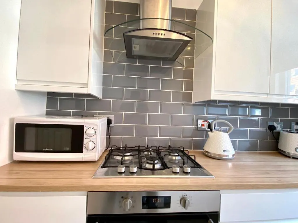 3 Bedroom - 2 Bathroom Townhouse In Corstorphine Near Murrayfield Stadium - Direct Bus To Edinburgh City Centre In 20 Minutes - Two Private Parking Spaces - Private Sunny Garden - Recently Refurbished