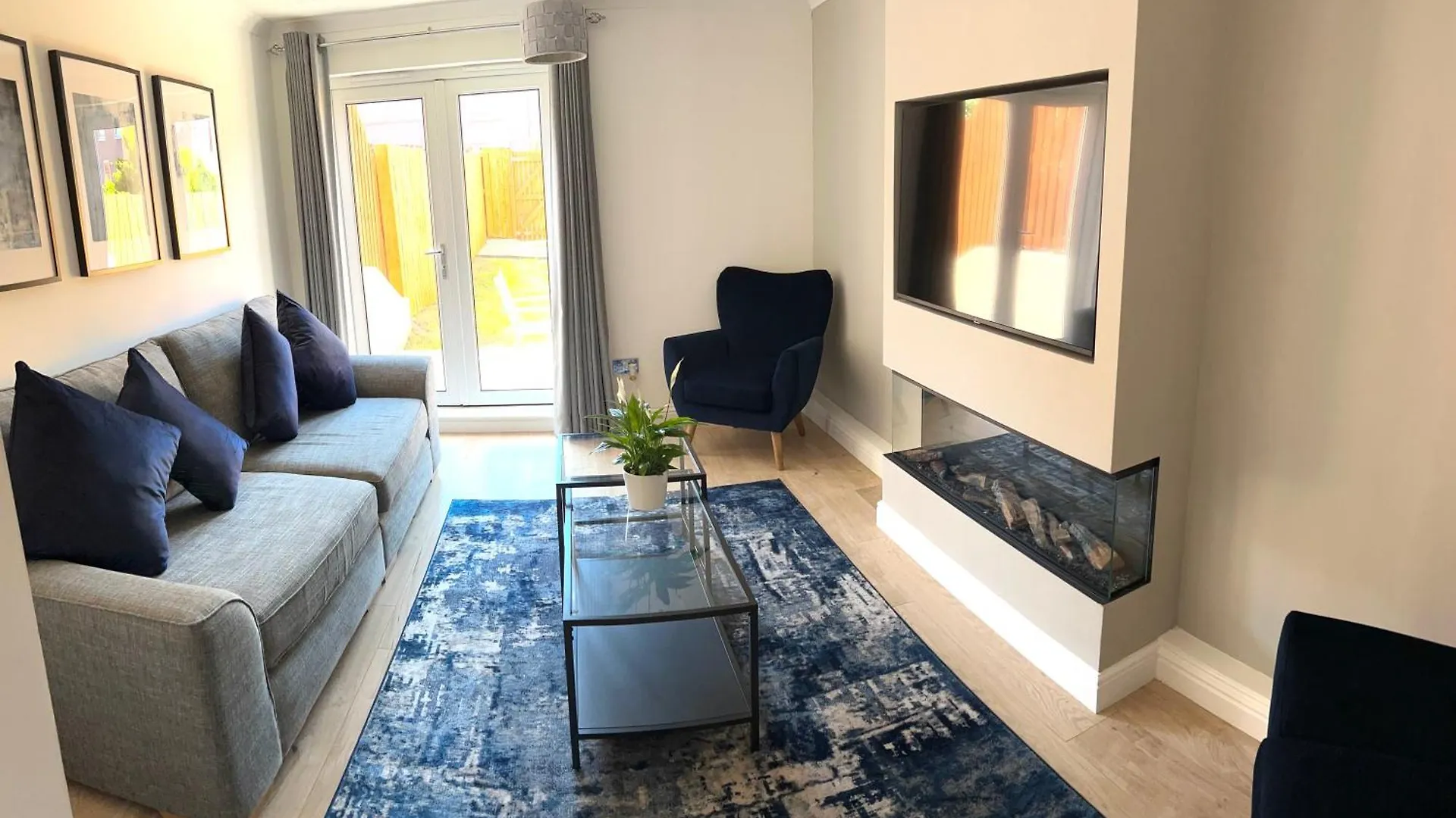 Feriehus 3 Bedroom - 2 Bathroom Townhouse In Corstorphine Near Murrayfield Stadium - Direct Bus To Edinburgh City Centre In 20 Minutes - Two Private Parking Spaces - Private Sunny Garden - Recently Refurbished
